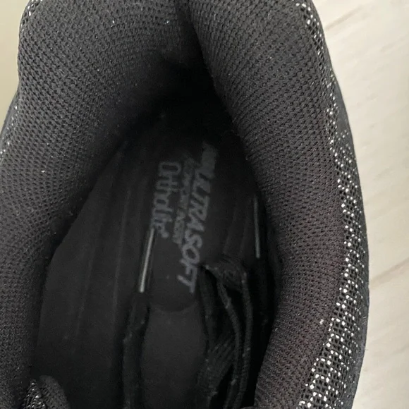 New Balance Men's Black and Gray Athletic Shoes - Picture 2 of 5